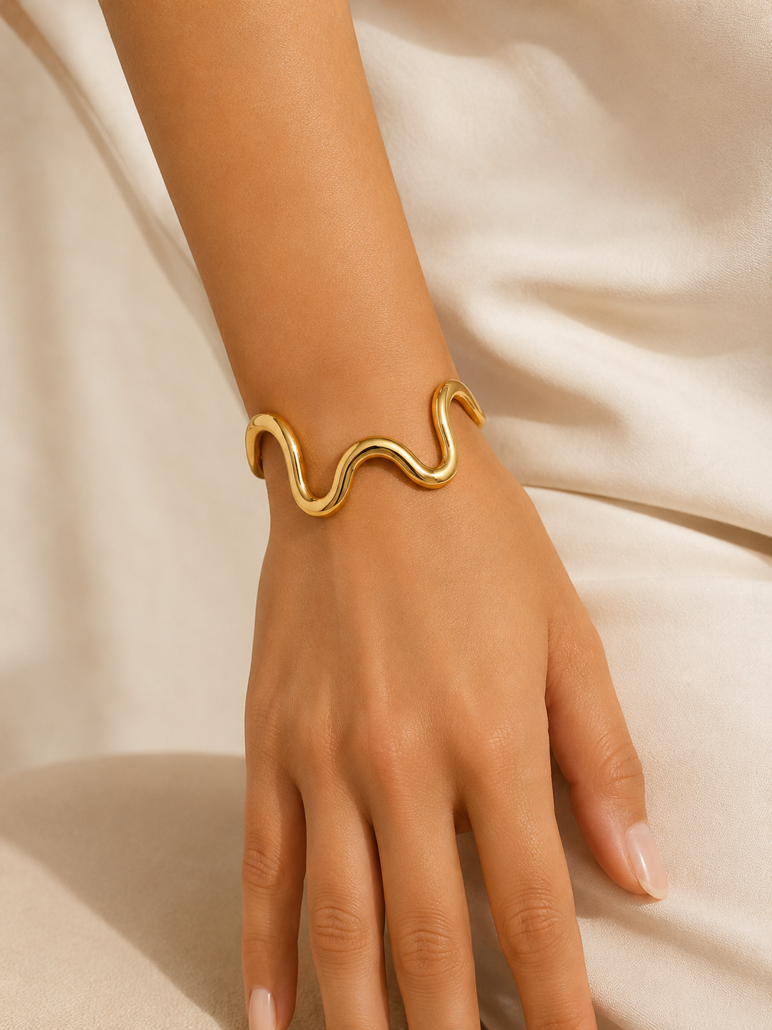 Noiré Curve Gold Cuff