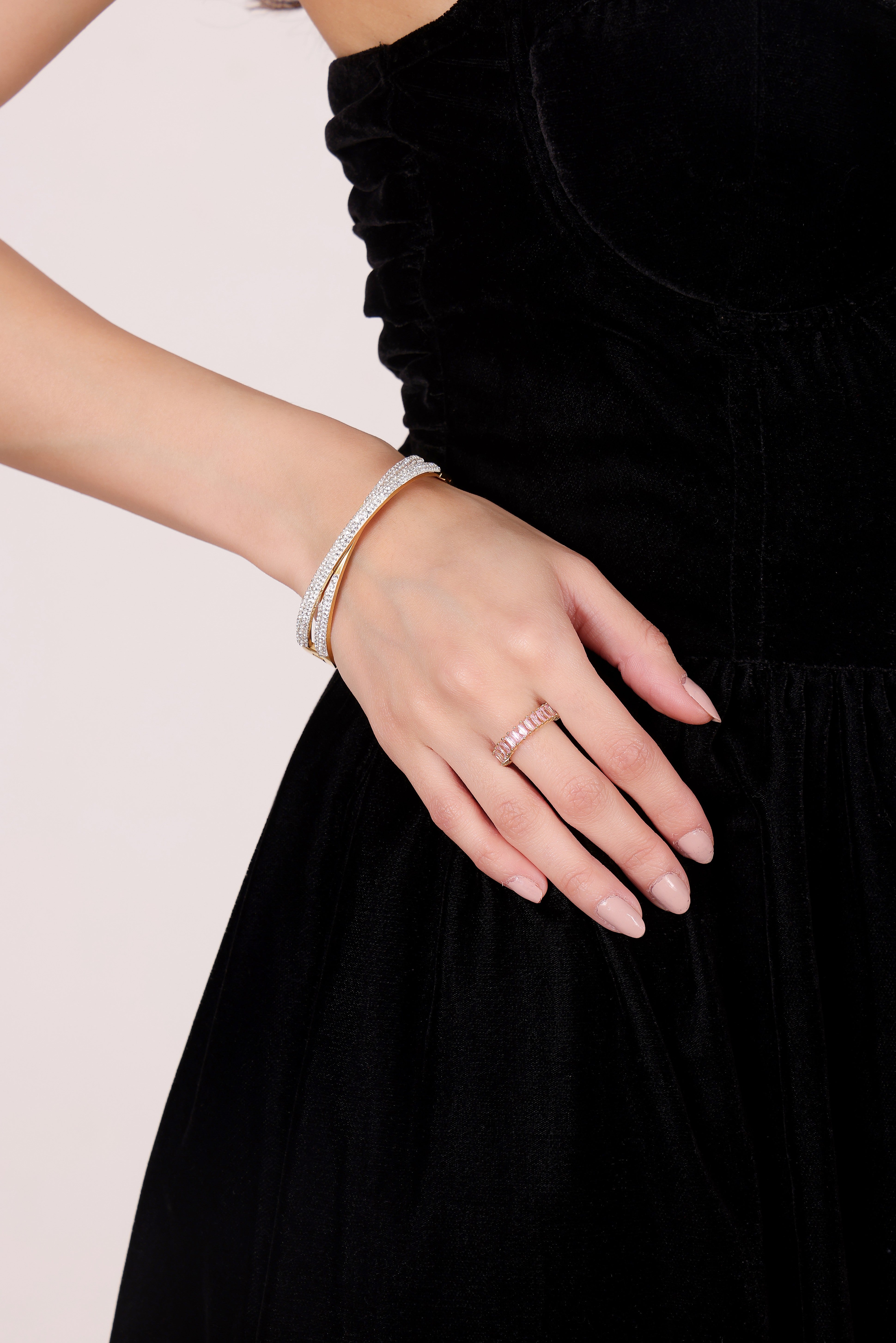 Model wearing Chain Link Bracelet – side profile