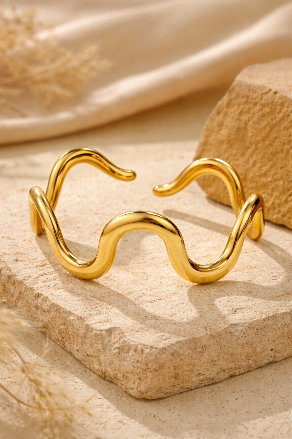 Noiré Curve Gold Cuff