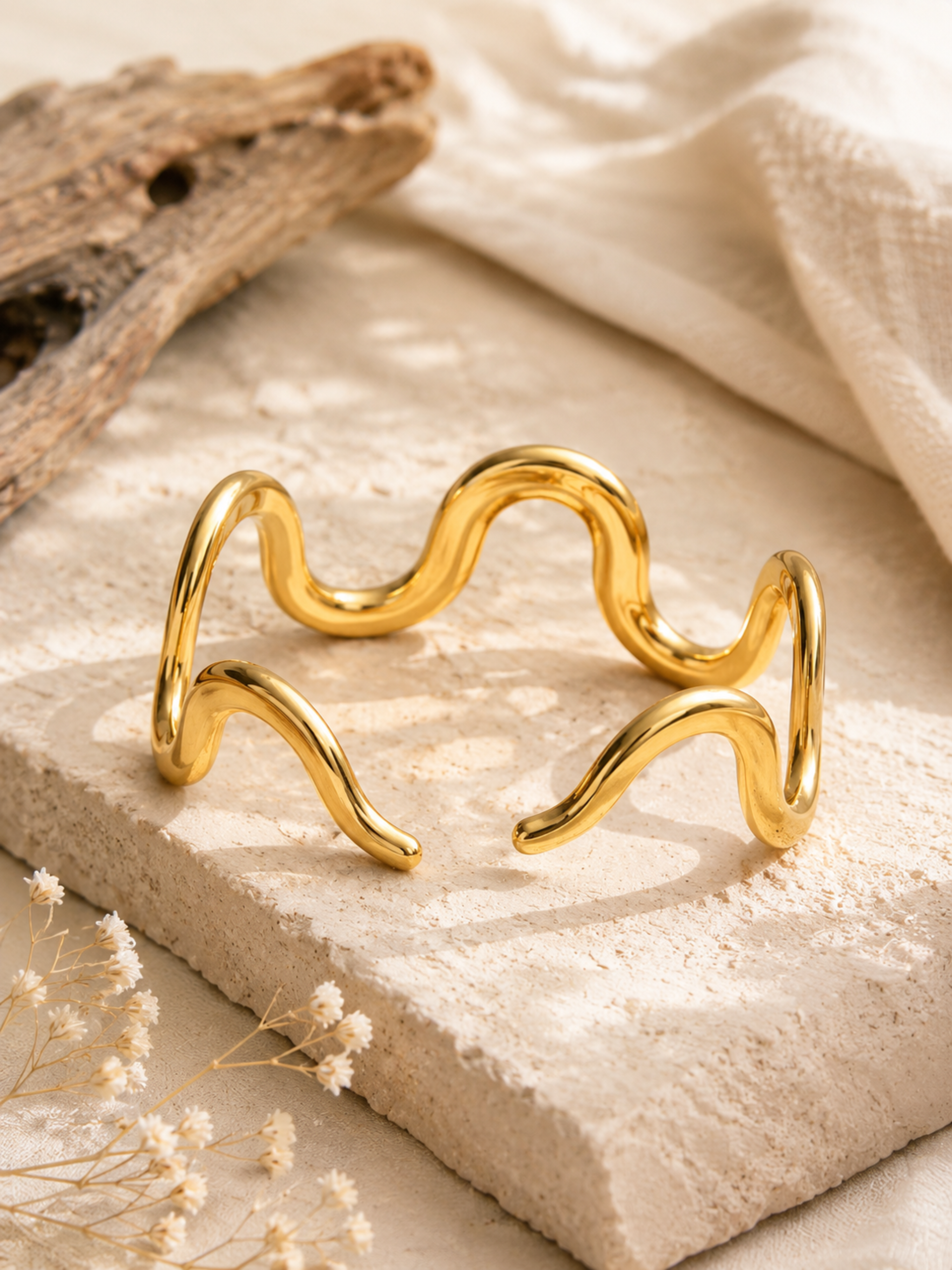 Noiré Curve Gold Cuff