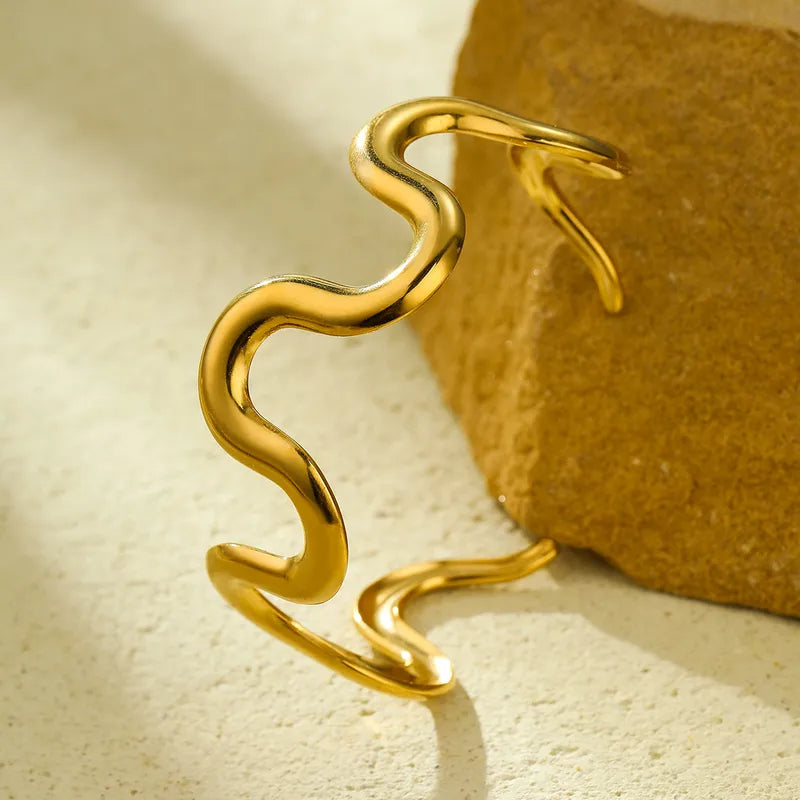 Noiré Curve Gold Cuff