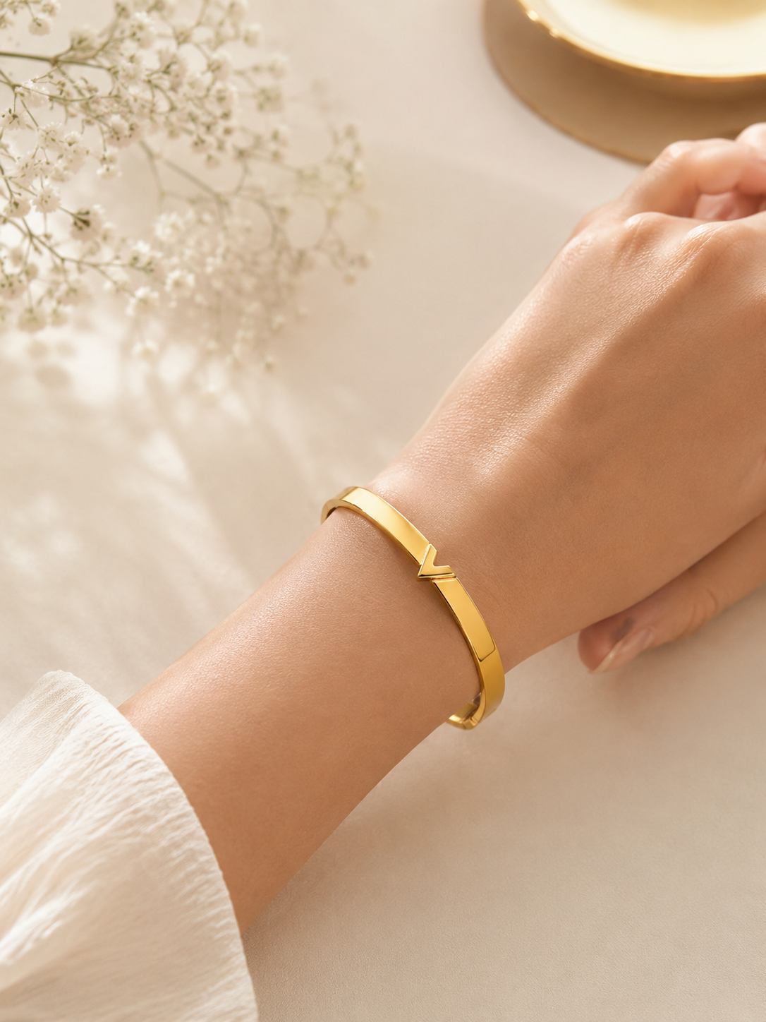 Vera V-Lock Bangle
