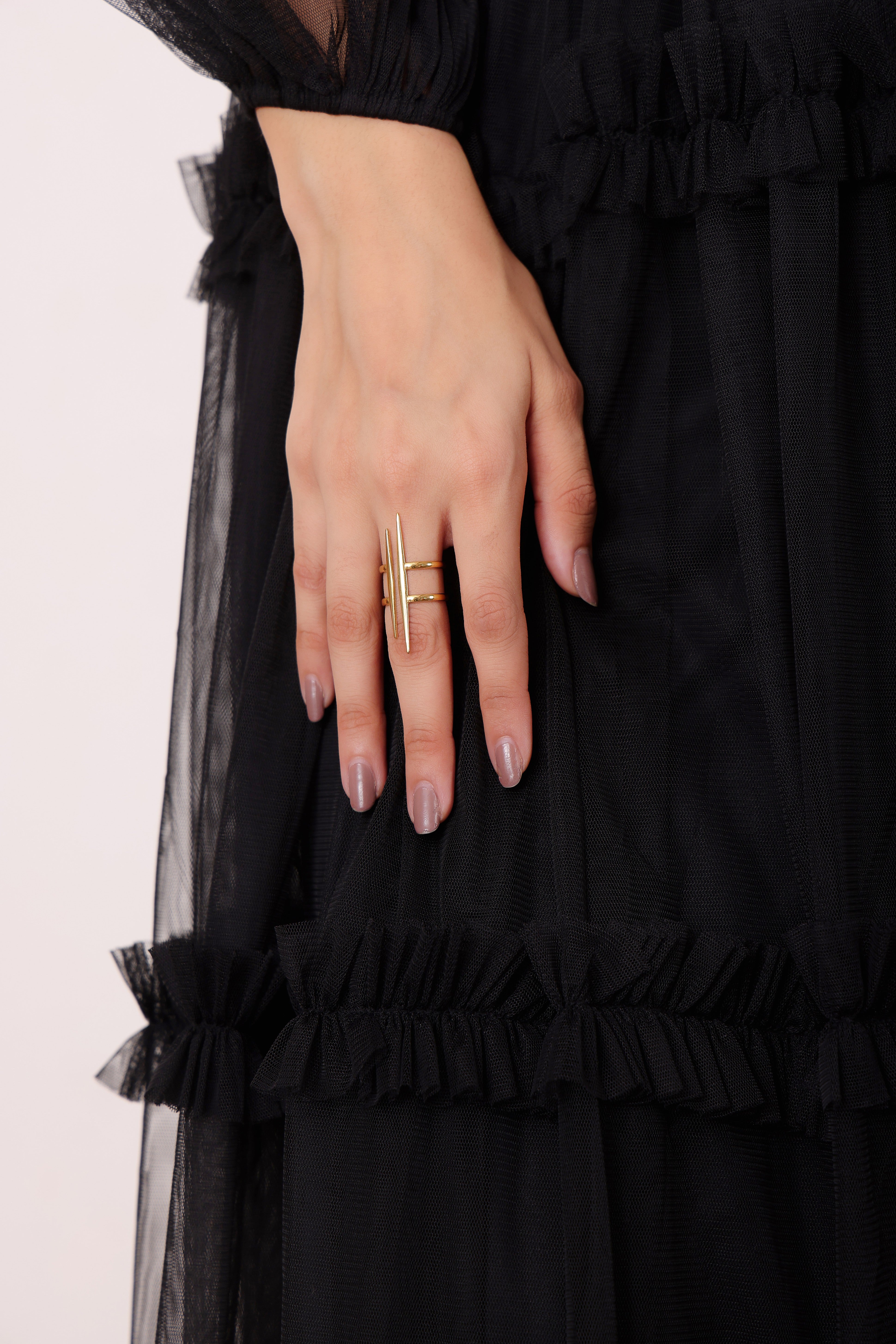 Model wearing Linea Ring – side profile